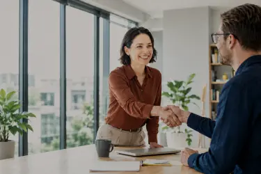 Professional handshake during a candidate interview, representing Oplu’s candidate selection process for private recruitment.